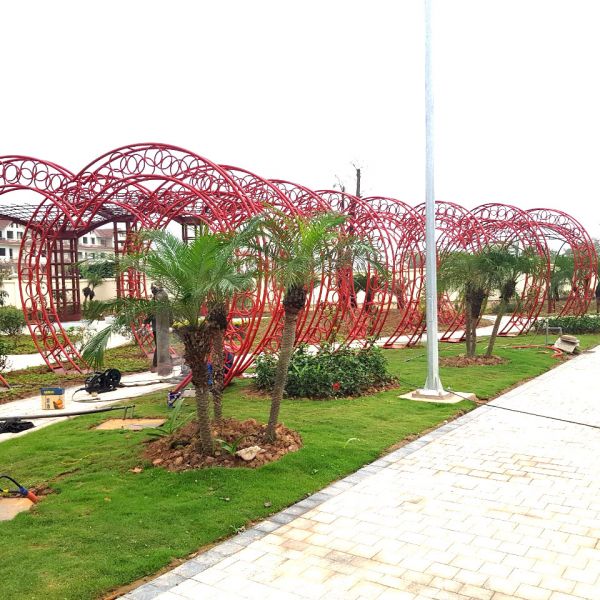 Mái che hình trái tim lối đi bộ